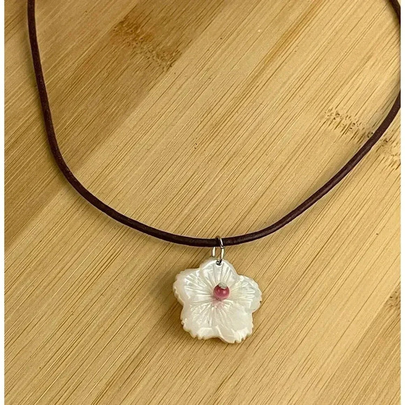 VTG Mother of Pearl Carved Flower Pendant Necklace Leather Rope 13" Choker - Picture 5 of 11